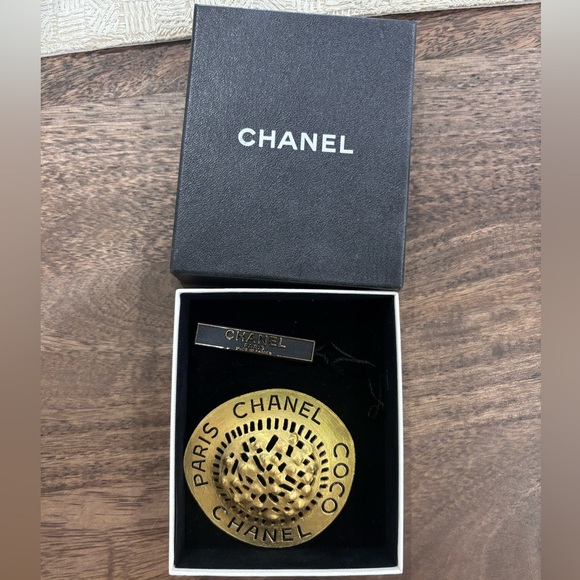 Authentic NEW CHANEL straw hat gold plated brooch 1994 summer runway 👒 - Picture 1 of 8